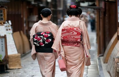 ​日本和服背后的小包有什么用（关于日本和服的起源介绍）