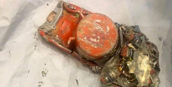 黑匣子是什么颜色 作用是什么 ,飞机的黑匣子是什么颜色,明亮的桔色,还是黑色图4