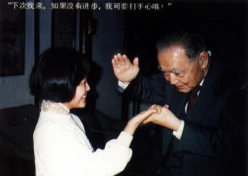 背过手，请问各位家长，背书总是不合格，可不可以打手板？图1