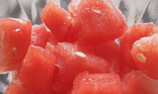 西瓜冷冻后能吃,西瓜放冰冻层还能吃吗图6