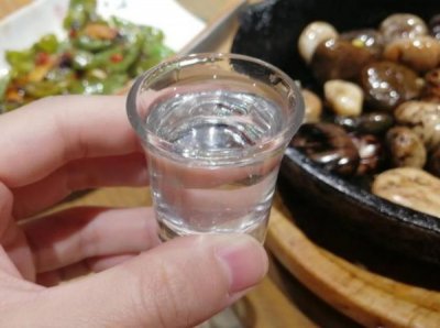 ​女人每天喝点白酒(女人每天喝点白酒对身体是好还是坏)
