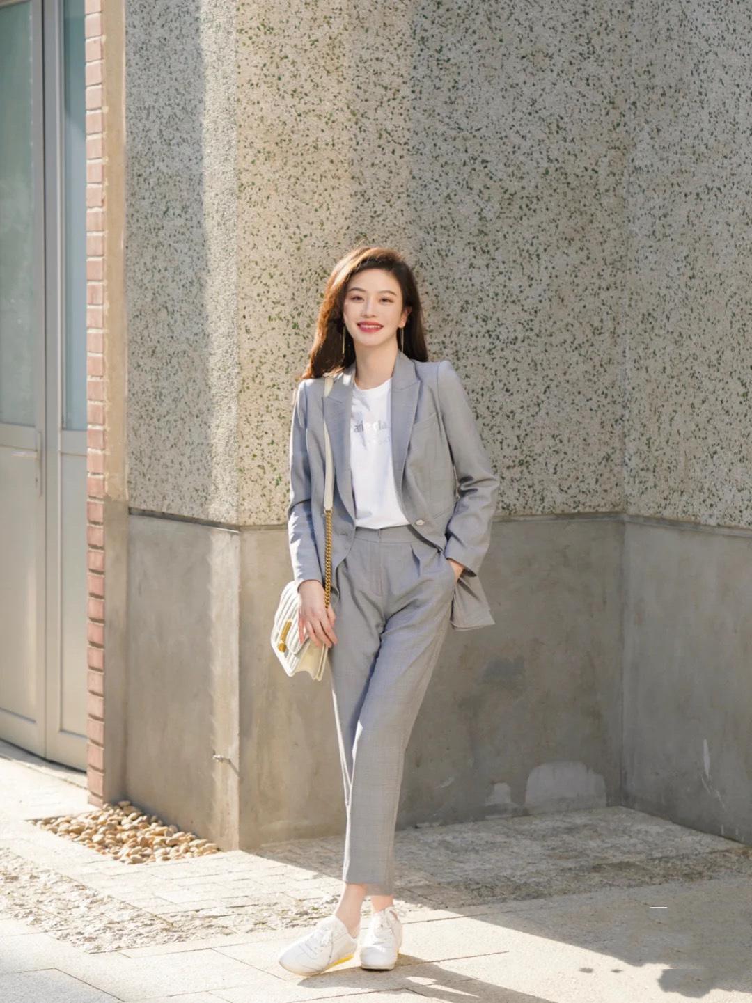 女士偏正式一点的衣服(女士穿什么衣服显正式)