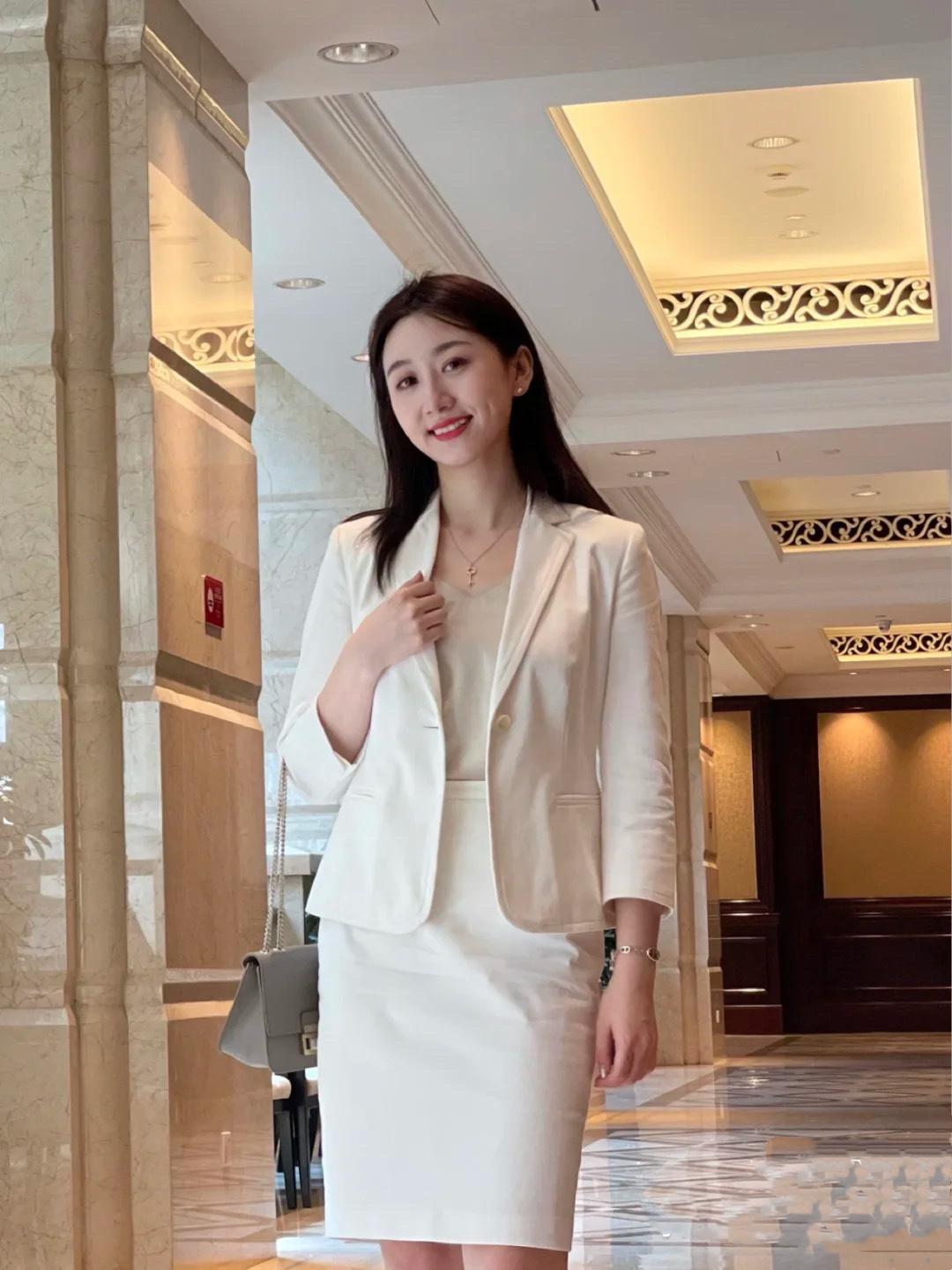 女士偏正式一点的衣服(女士穿什么衣服显正式)