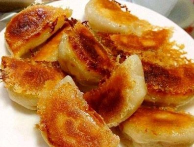 ​如何用电饼铛做煎饺，掌握技巧，饺子暄软焦酥真好吃