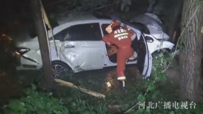 ​邯郸永年：雨天突发车祸 消防队员紧急救援