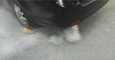 ​汽车发动机排气管冒白烟怎么回事
