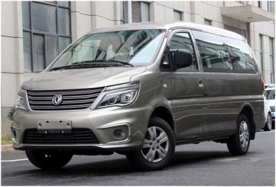 ​6万多的7座商务车，有路虎的气场，配1.5T和后驱，车标国人很熟悉