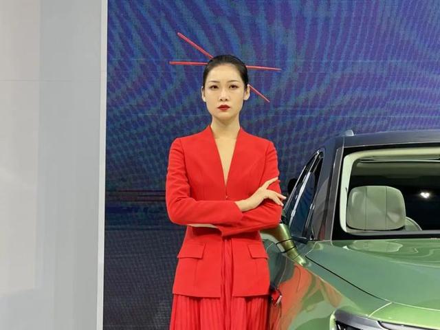 广州车展美女车模大赏！高挑养眼，快把我甜化了...-