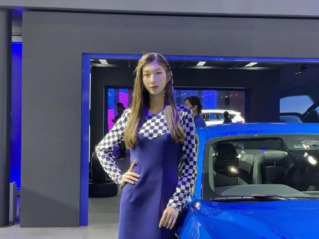 广州车展美女车模大赏！高挑养眼，快把我甜化了...-