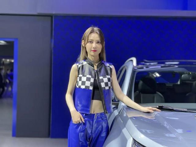 广州车展美女车模大赏！高挑养眼，快把我甜化了...-