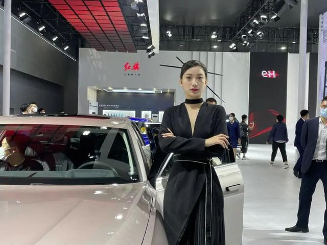 广州车展美女车模大赏！高挑养眼，快把我甜化了...-