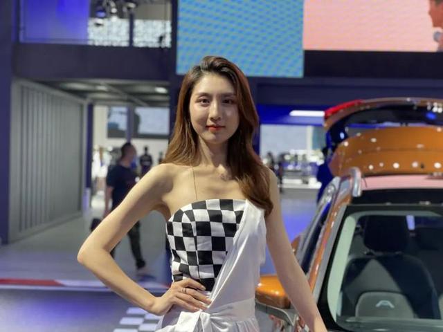 广州车展美女车模大赏！高挑养眼，快把我甜化了...-