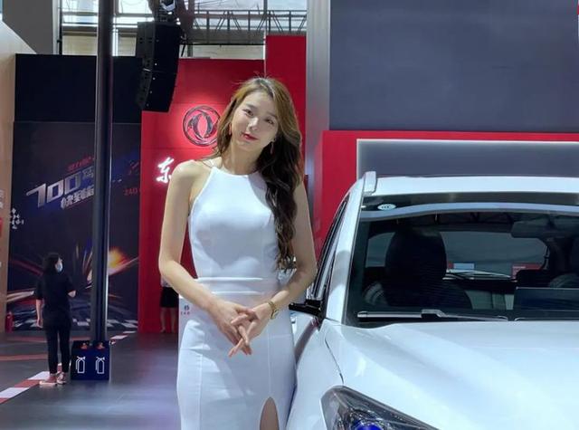 广州车展美女车模大赏！高挑养眼，快把我甜化了...-