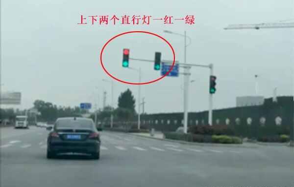 上下两个直行灯一红一绿，上面红灯下面直行绿灯怎么通行-