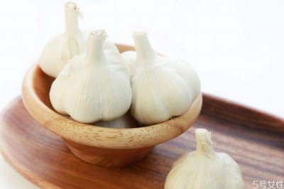 ​大蒜泡酒怎么制作 大蒜泡酒变绿正常吗
