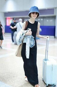 ​鲁豫暴涨20斤大变身！修身裙尽显曲线感，变美了像换个人