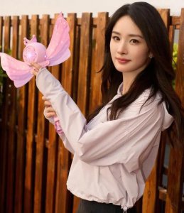 ​杨幂被曝赶赴香港看女儿，在机场误入男厕所