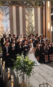 ​SEVENTEEN全员现身化妆师婚礼 西装革履颜值能打