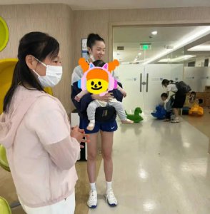 ​雎晓雯带娃出行被偶遇 网友调侃：孩子会恐高吗