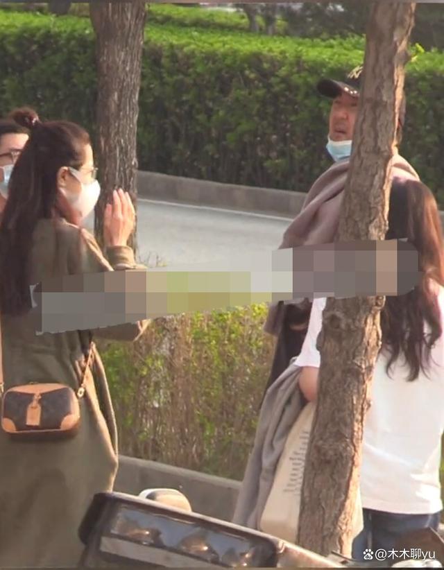 曾黎与男友王子鸣外出吃饭被拍 骑电动车出行宛如老夫老妻