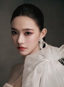​林允纯白造型吸睛 清冷贵气素雅高级