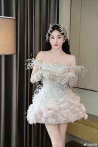 ​太美啦！张雨绮穿羽毛鲜花裙 高贵精致明媚动人