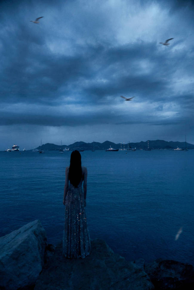 唐嫣穿亮片刺绣裙明艳照人 戛纳海边伫立满眼星河