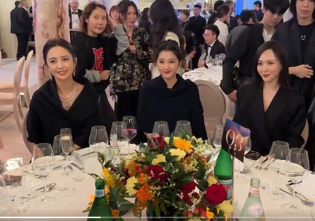 关晓彤黑天鹅高定太高级了 优雅与浪漫惊艳全场！