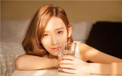 性格闷骚的男生怎么追女生1