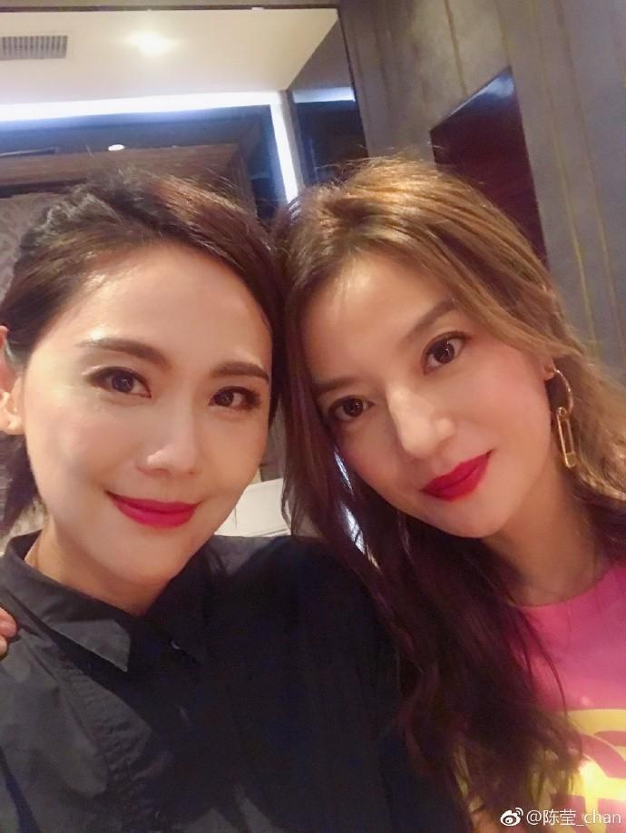 小燕子柳红20年后再合照！网友：陈莹竟美过赵薇