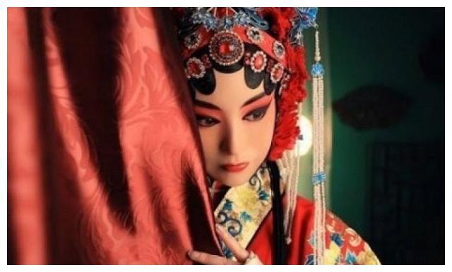 黄金荣妻子：操纵青帮，助夫成大亨，中年被迫离婚，晚年独自生活