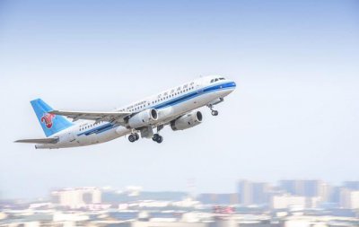 ​中国首架国产客机C919成功首飞