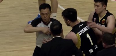 ​恶意伤人！睢冉肘击福特森被吹违体 山东主帅不满怒喷裁判吃T