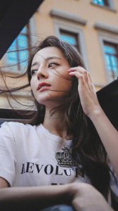 ​迪丽热巴金色礼服惊艳红毯，秒变性感女神