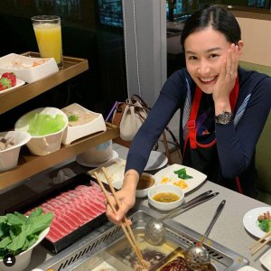 ​38岁陈法拉生日吃四川火锅，远在国外也忘不了故乡的味道