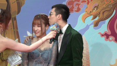 ​炉石传说年度奖项公布，异灵术夜吹蝉联人气主播，驴鸽现场吻清清
