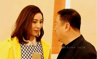​邬靖靖凭借姑父的权利顺利出道，却因家庭纠纷沦为无名小演员