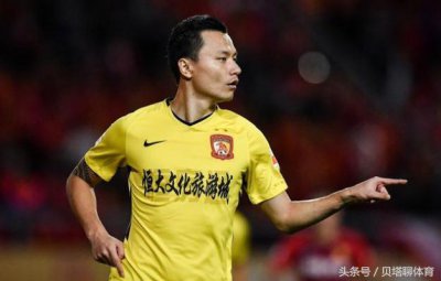 ​阿兰喝完水，问裁判喝不喝？球迷调侃：恒大收买裁判，实锤了！