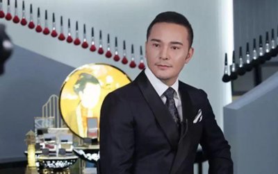 ​有一种“整容”叫薇娅卸妆，摘掉假睫毛后，网友称是同一个人吗