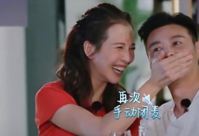 ​张晋曝蔡少芬倒追细节，内容太劲爆，惹妻子眼神警告还强行捂嘴