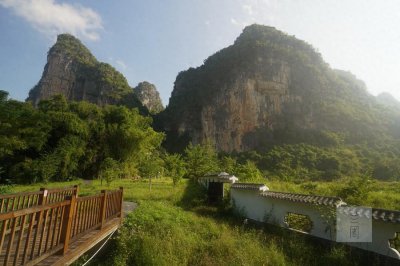 ​花山岩画：距今2000多年，系古代时岭南左江流域壮族先民所留