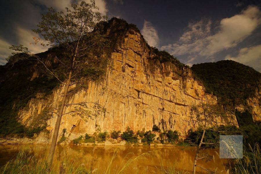花山岩画：距今2000多年，系古代时岭南左江流域壮族先民所留