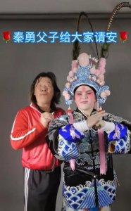 ​52岁秦勇带患病儿子现身，头发邋遢似稻草，妻子多年不见踪影？