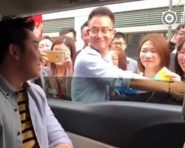 ​郑恺被粉丝吐槽又黑又胖，网友：爱到深处自然黑呀！