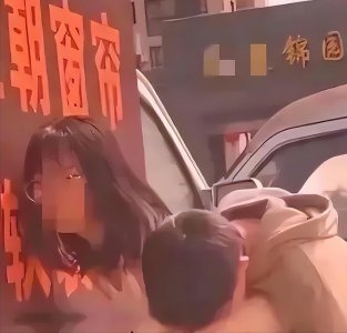 ​一对中学生情侣16秒不雅视频被偷拍，激情忘我无视旁人，不堪入目