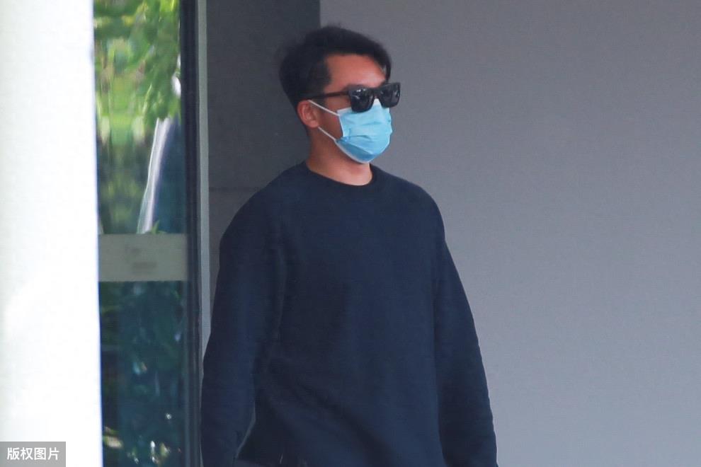 郑恺和女朋友苗苗奉子成婚，官宣后独自现身十分高冷