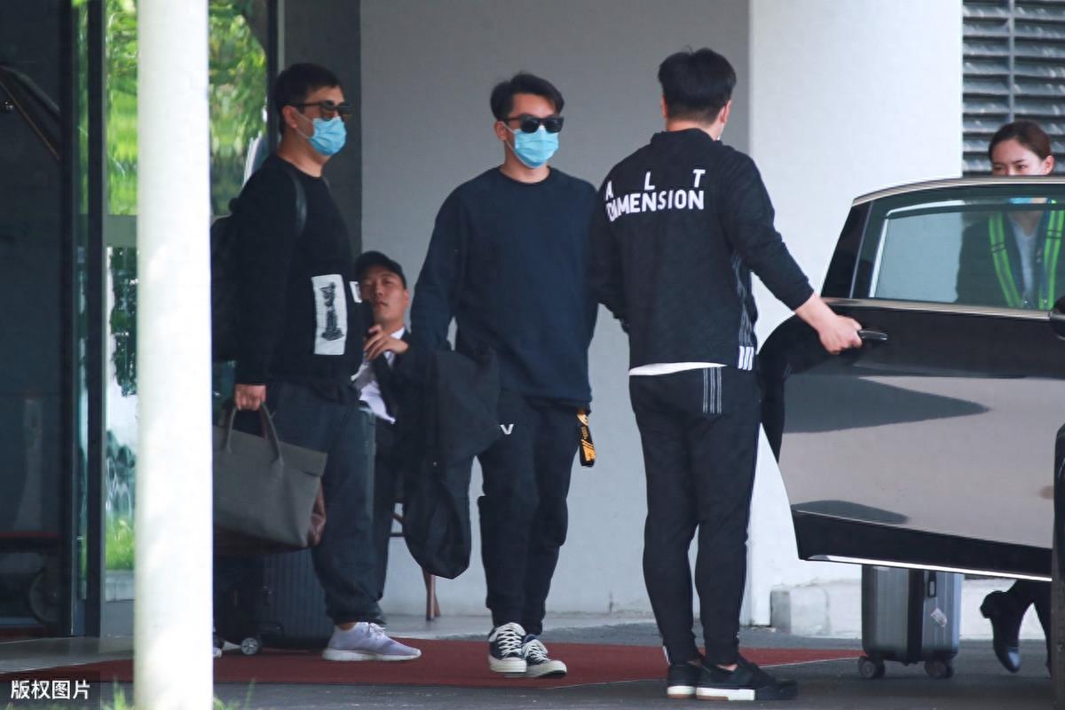 郑恺和女朋友苗苗奉子成婚，官宣后独自现身十分高冷