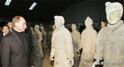 ​女游客参观兵马俑，感觉其中有一个不太正常，仔细看后报了警