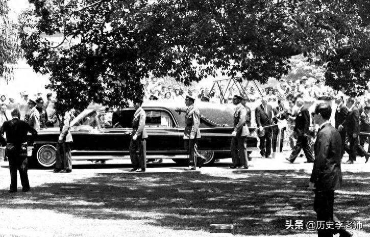 玛丽莲·梦露葬礼现场老照片：图3是偷拍的遗容，图9前夫悲痛欲绝