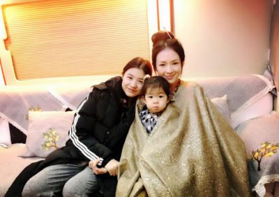 ​16岁汪曼熙越长越不像汪峰，廓形西服内搭抹胸衣超美，像极了生母